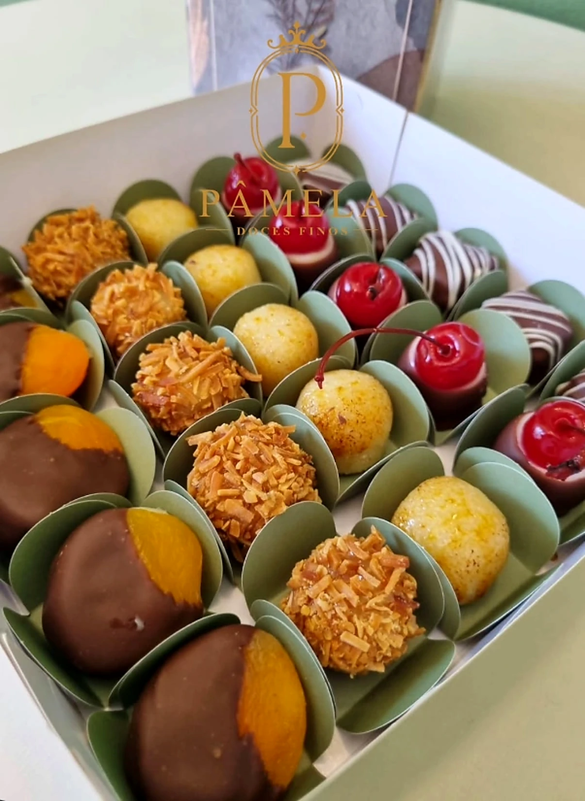 Caixa de doces finos com brigadeiros e doces decorados