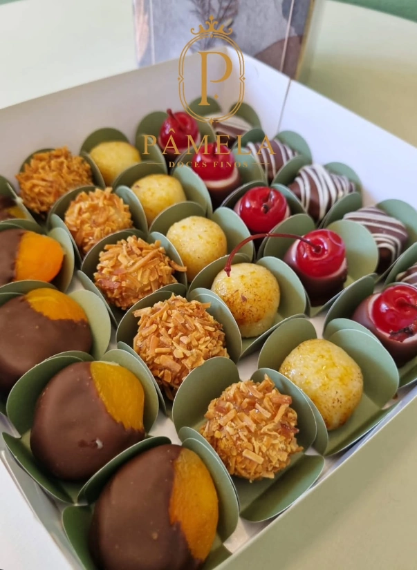 Caixa com variedade de doces finos Pâmela