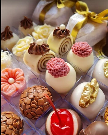 Seleção de doces finos decorados