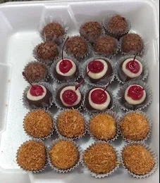 Bandeja com brigadeiros, doces de cereja e doces de coco